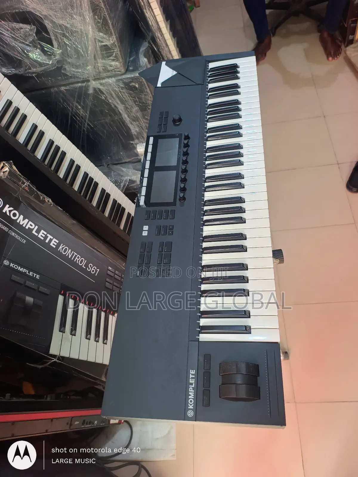 Komplete Kontrol S61 Midi Controller