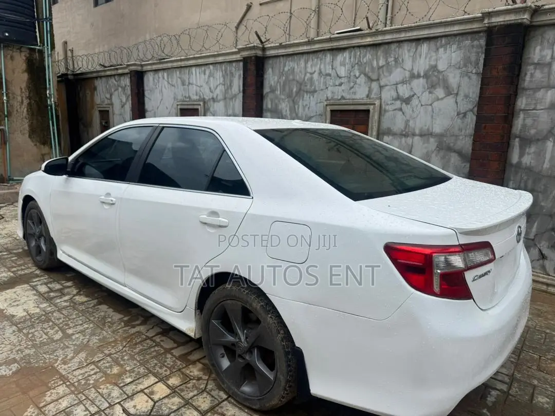 Toyota Camry SE V6 4dr Sedan (3.5L 6cyl 6A) 2013 White