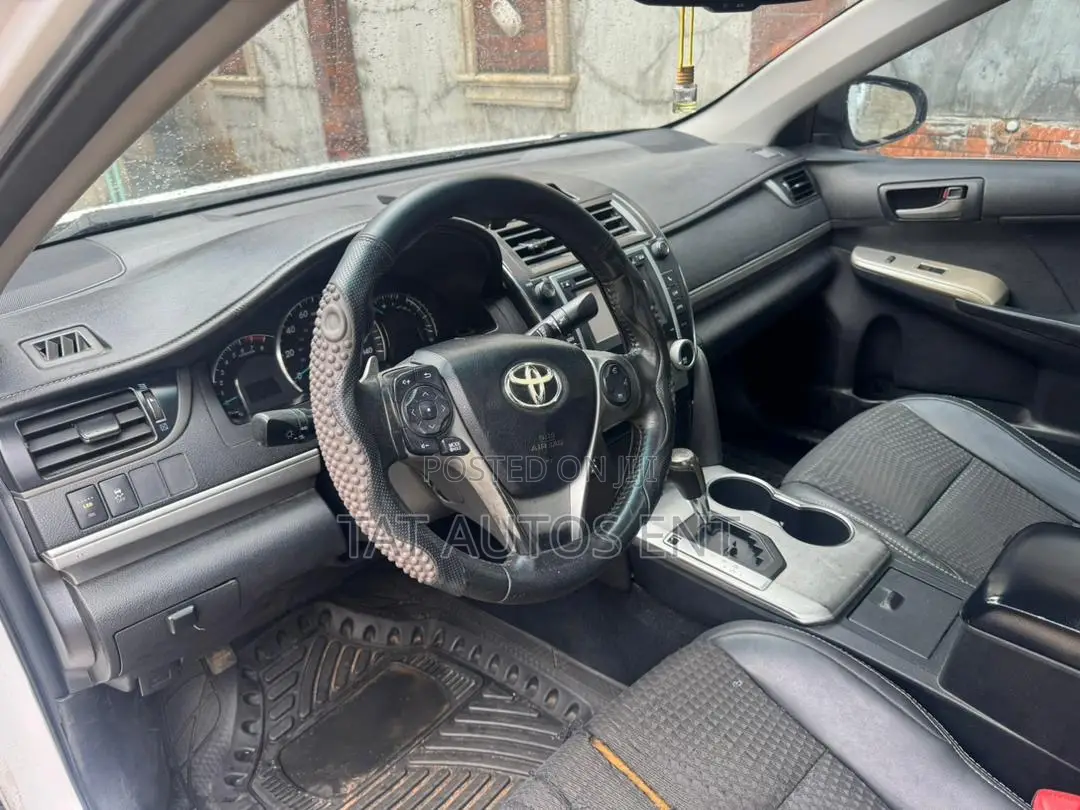 Toyota Camry SE V6 4dr Sedan (3.5L 6cyl 6A) 2013 White