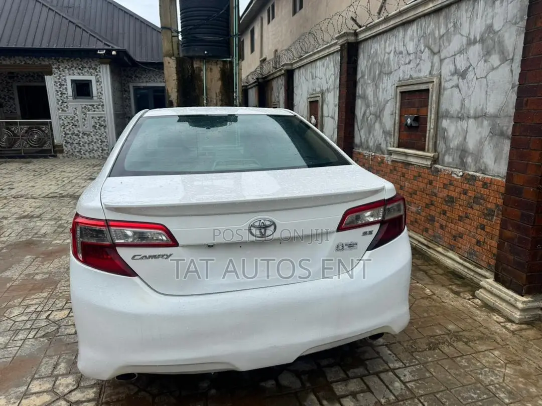 Toyota Camry SE V6 4dr Sedan (3.5L 6cyl 6A) 2013 White