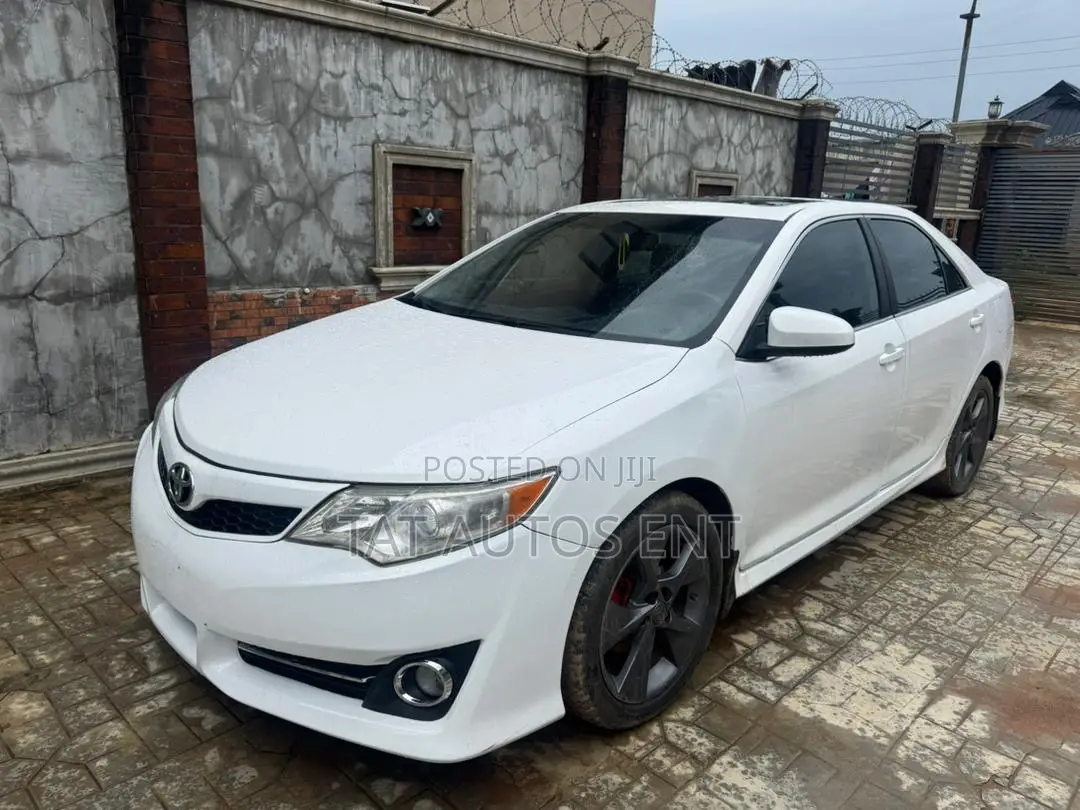 Toyota Camry SE V6 4dr Sedan (3.5L 6cyl 6A) 2013 White
