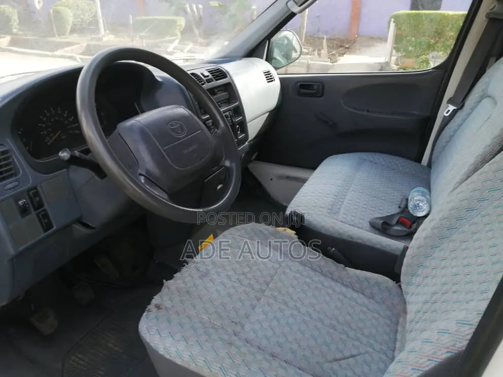 Toyota HiAce 2002 White