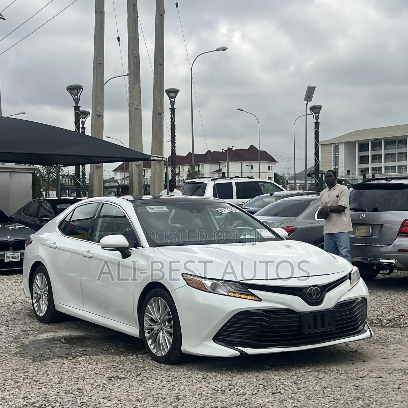 Toyota Camry XLE FWD 2020 White