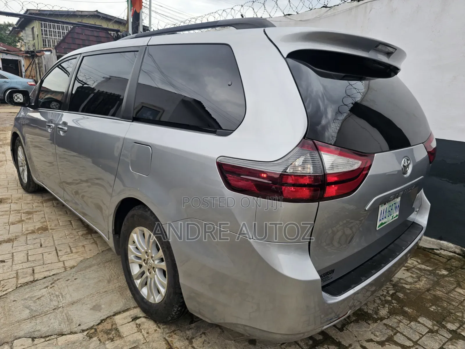 Toyota Sienna XLE 7 Passenger Auto Access Seat (3.5L 6cyl 6A) 2016