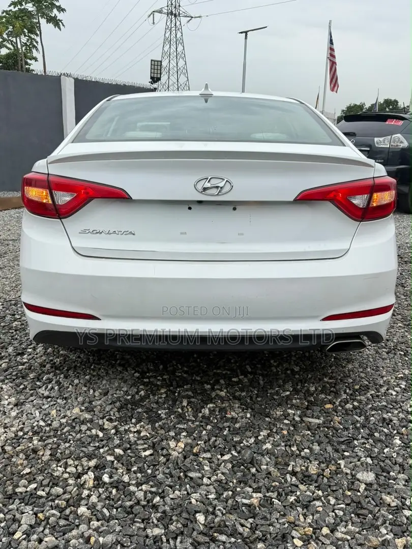 Hyundai Sonata Base Sedan FWD (2.4L 4cyl 6A) 2017 White