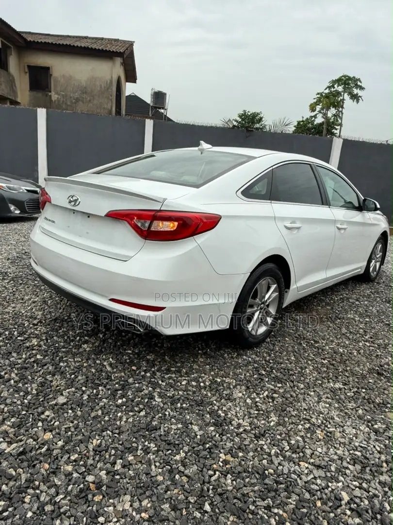 Hyundai Sonata Base Sedan FWD (2.4L 4cyl 6A) 2017 White