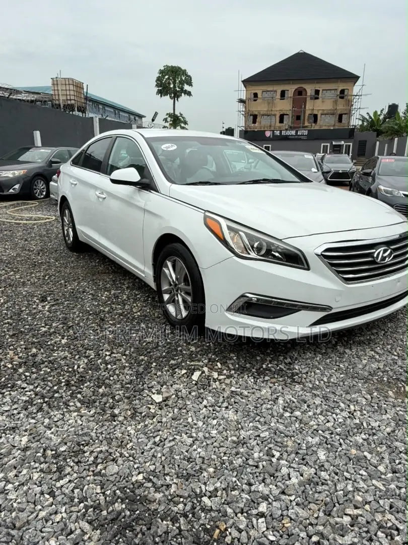 Hyundai Sonata Base Sedan FWD (2.4L 4cyl 6A) 2017 White