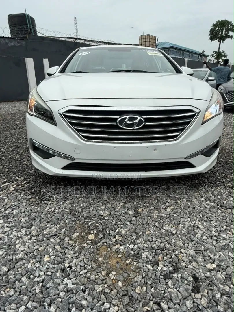 Hyundai Sonata Base Sedan FWD (2.4L 4cyl 6A) 2017 White