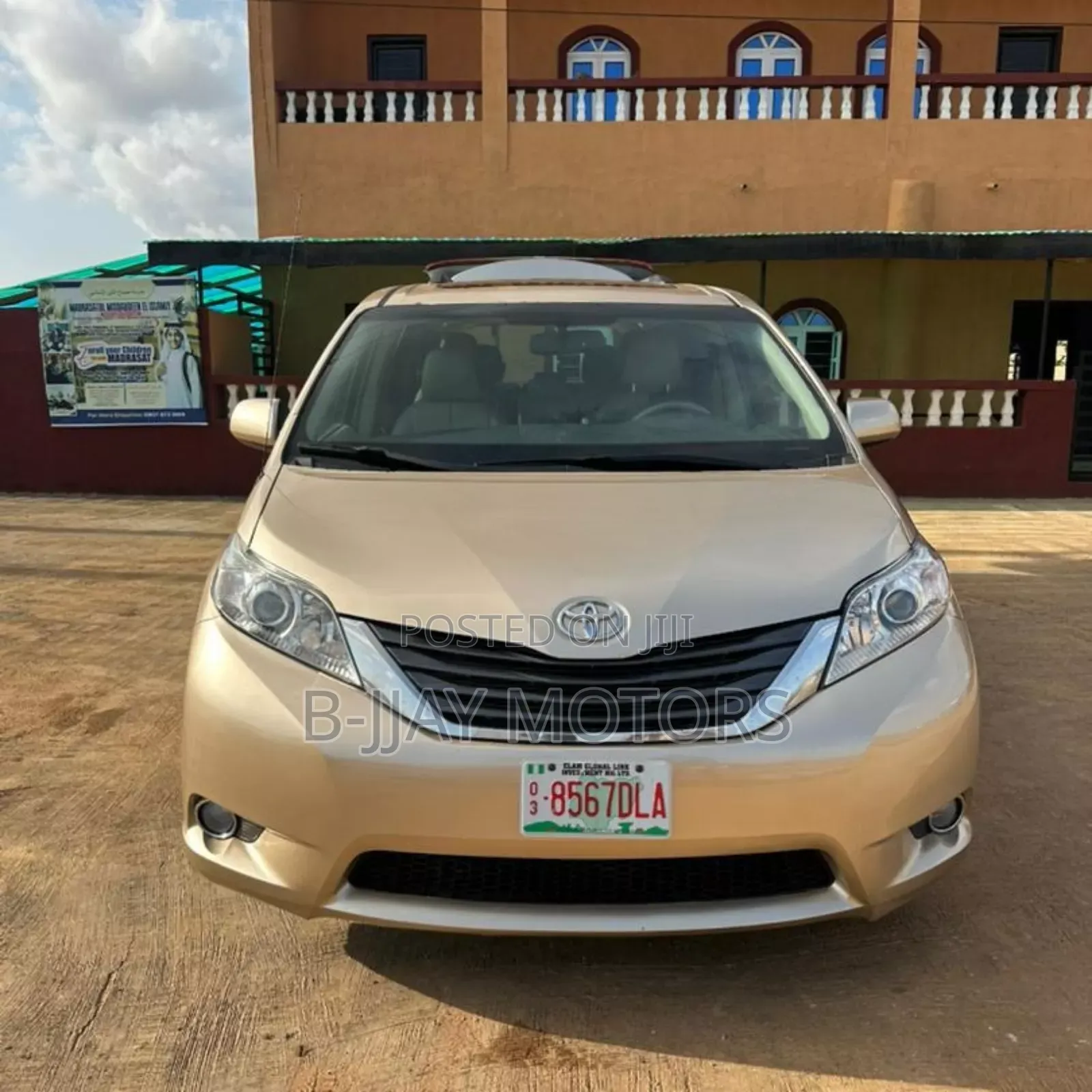 Toyota Sienna XLE 7-Passenger 4dr Minivan AWD (3.5L 6cyl 6A) 2014 Gold