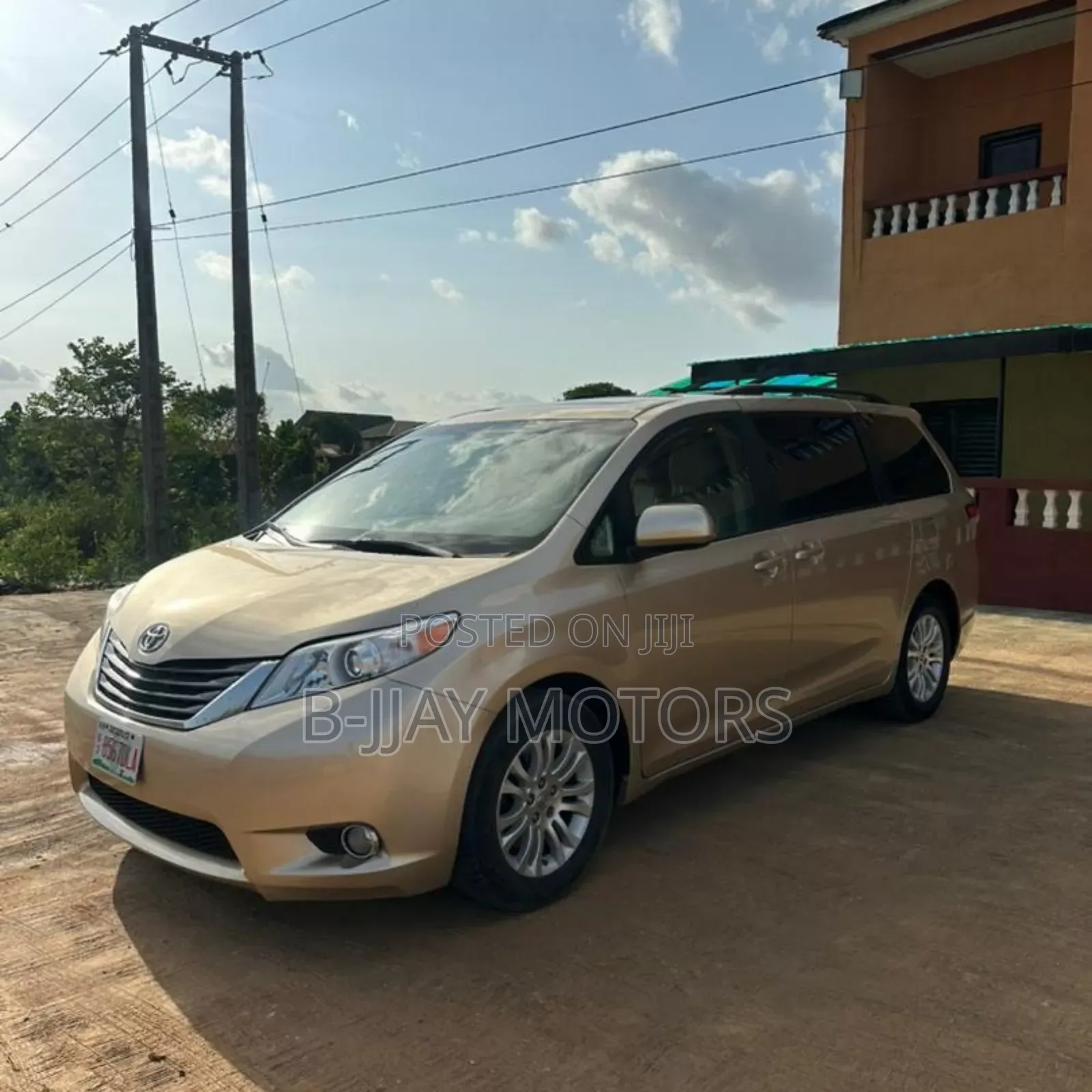 Toyota Sienna XLE 7-Passenger 4dr Minivan AWD (3.5L 6cyl 6A) 2014 Gold