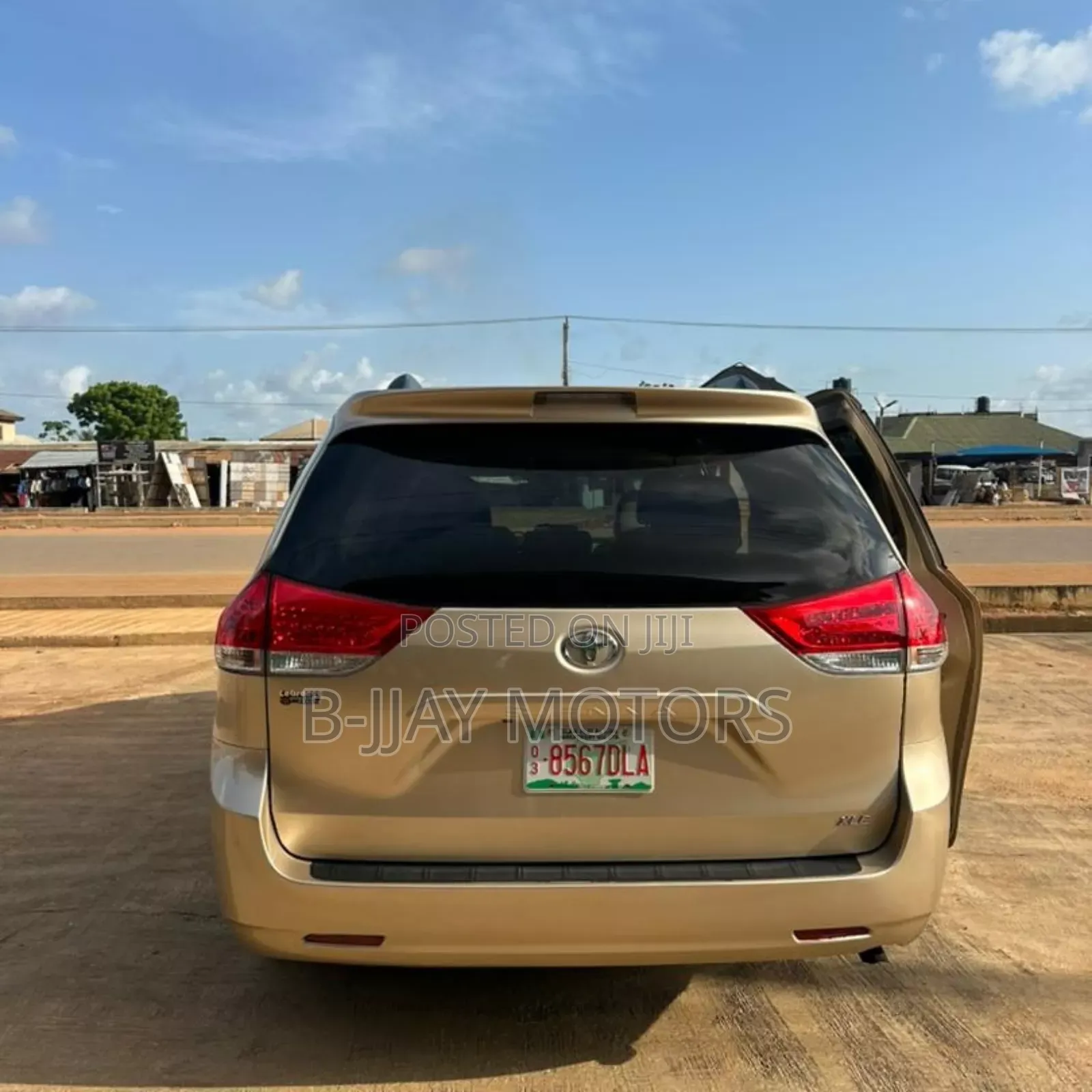 Toyota Sienna XLE 7-Passenger 4dr Minivan AWD (3.5L 6cyl 6A) 2014 Gold