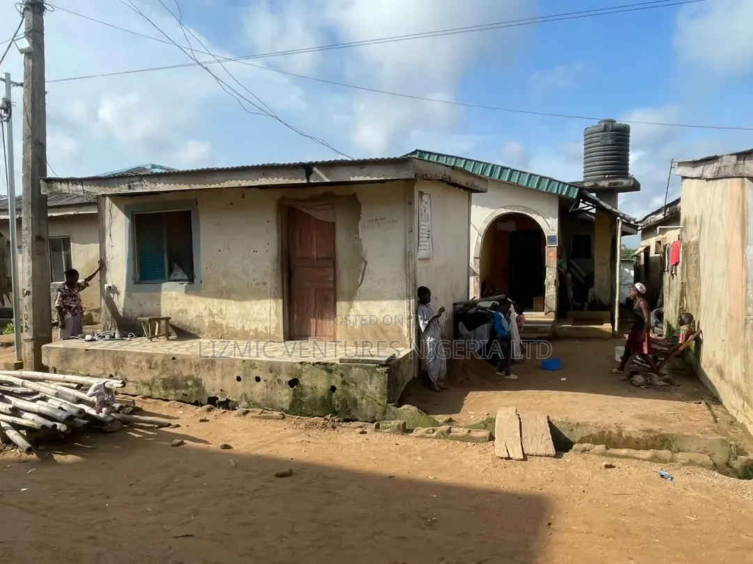 2bdrm Bungalow in Isuti Rd, Igando / Ikotun/Igando for sale