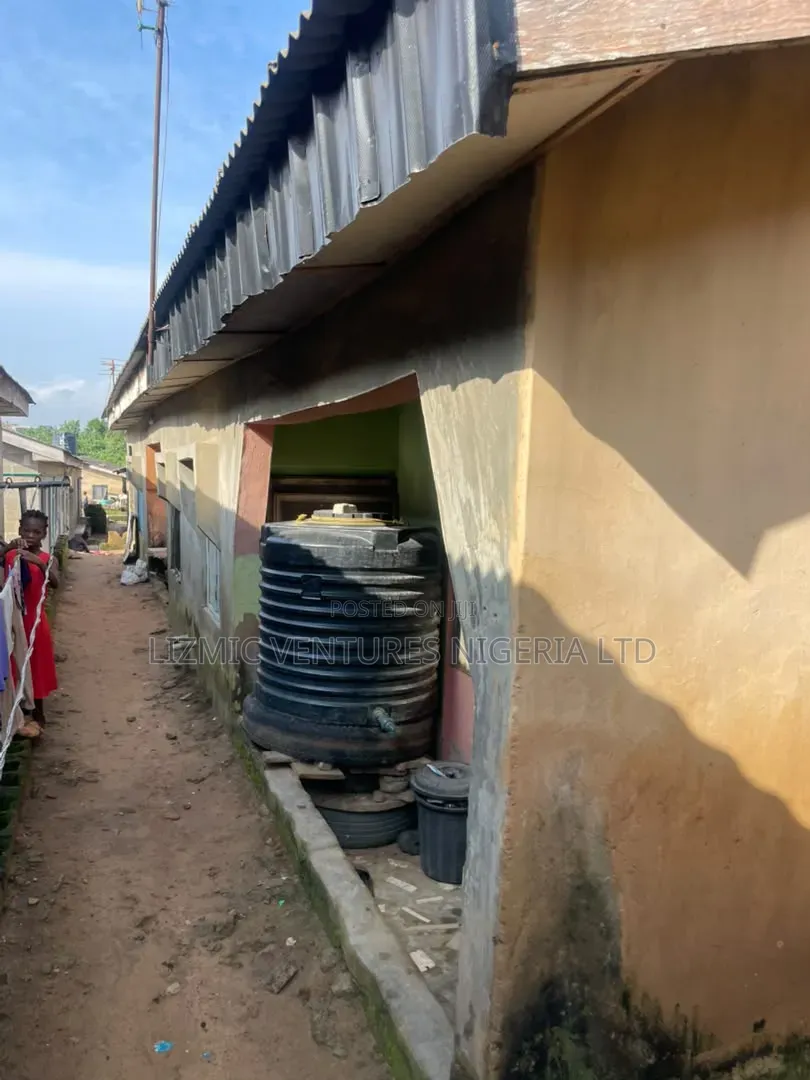 2bdrm Bungalow in Isuti Rd, Igando / Ikotun/Igando for sale