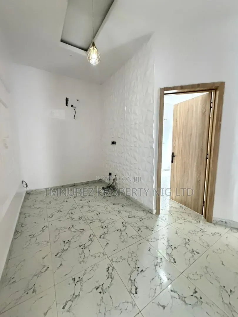 Mini Flat in Chevron for rent