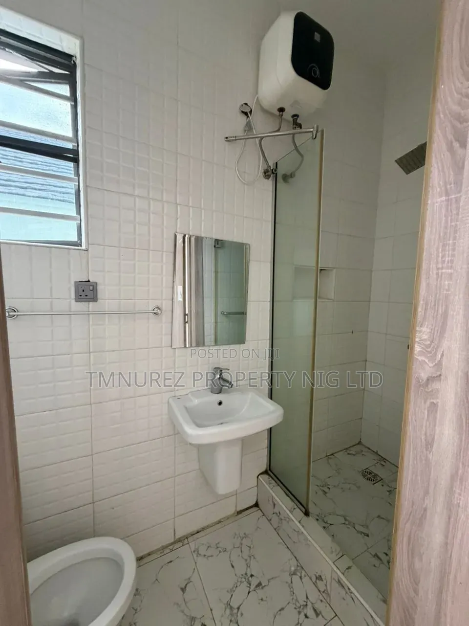 Mini Flat in Chevron for rent