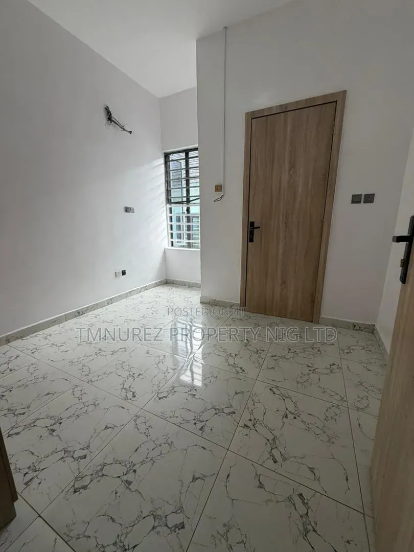 Mini Flat in Chevron for rent