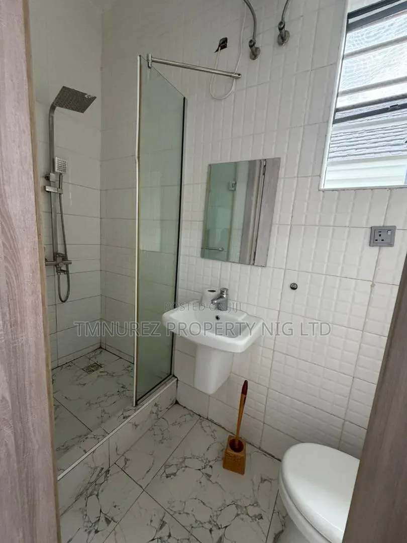 Mini Flat in Chevron for rent