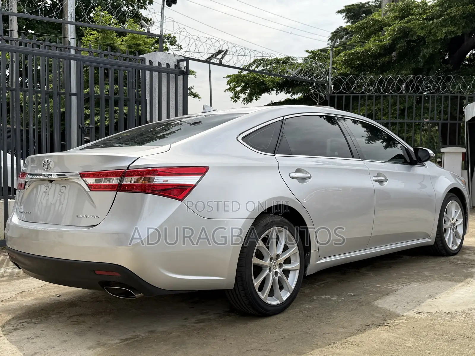 Toyota Avalon Limited Sedan FWD (3.5L 6cyl 6A) 2013 Silver