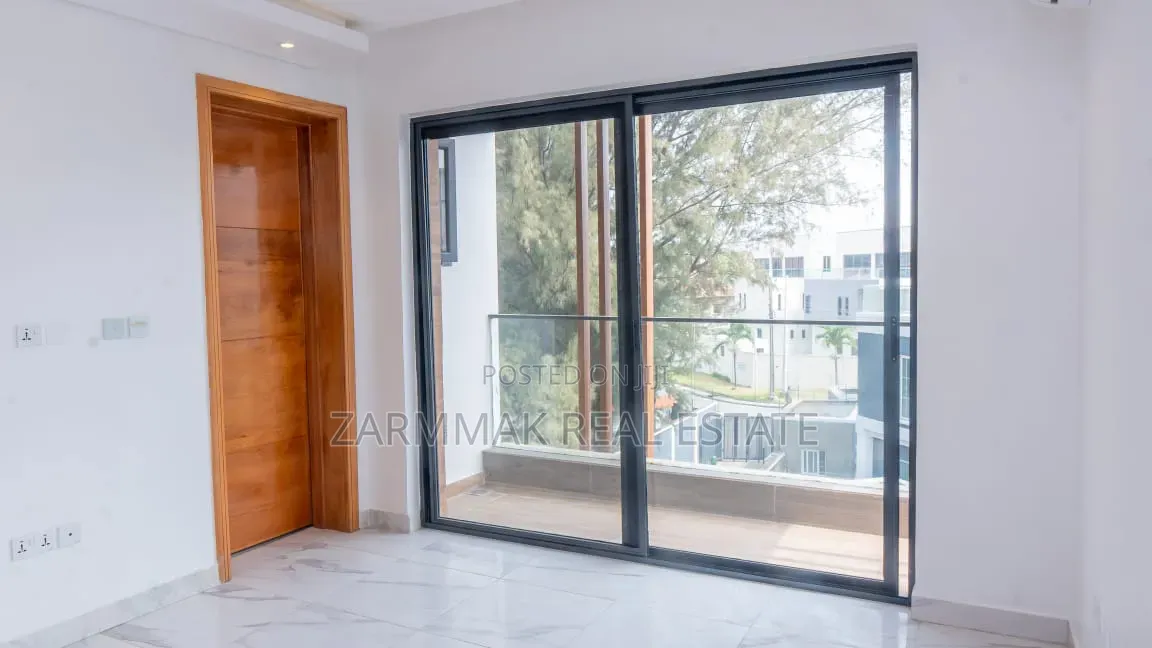 5bdrm Duplex in Lekki Phase 1 for sale
