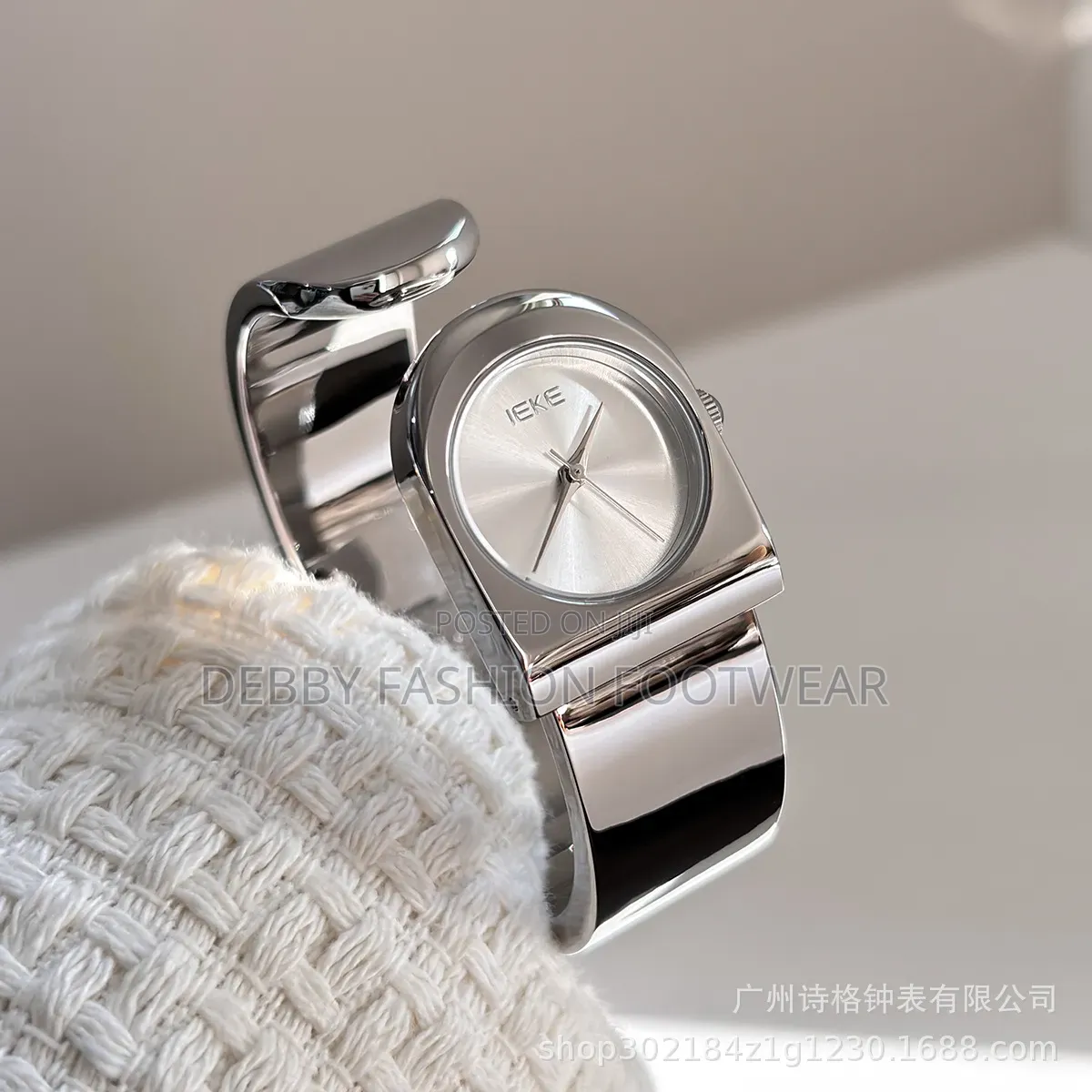 Elegant Ieke Ladies Bangle Watch