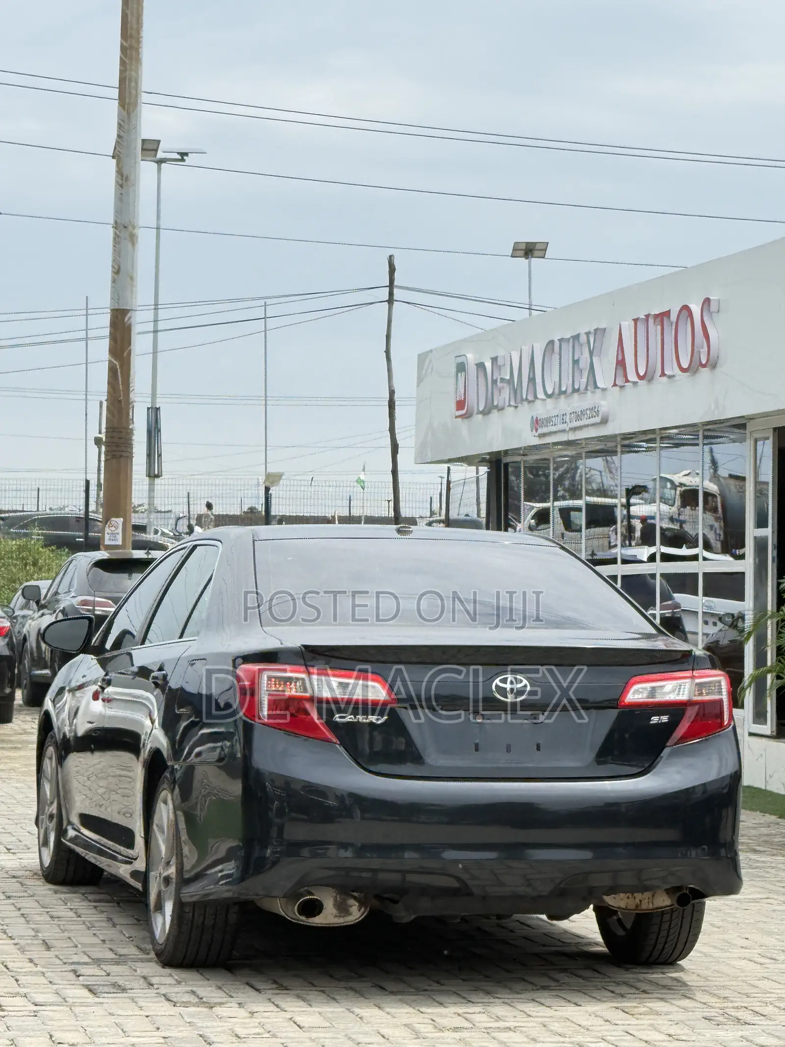 Toyota Camry SE V6 4dr Sedan (3.5L 6cyl 6A) 2012