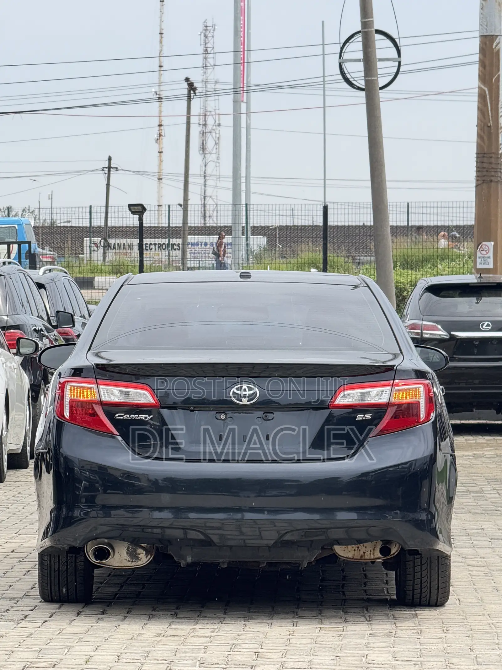Toyota Camry SE V6 4dr Sedan (3.5L 6cyl 6A) 2012
