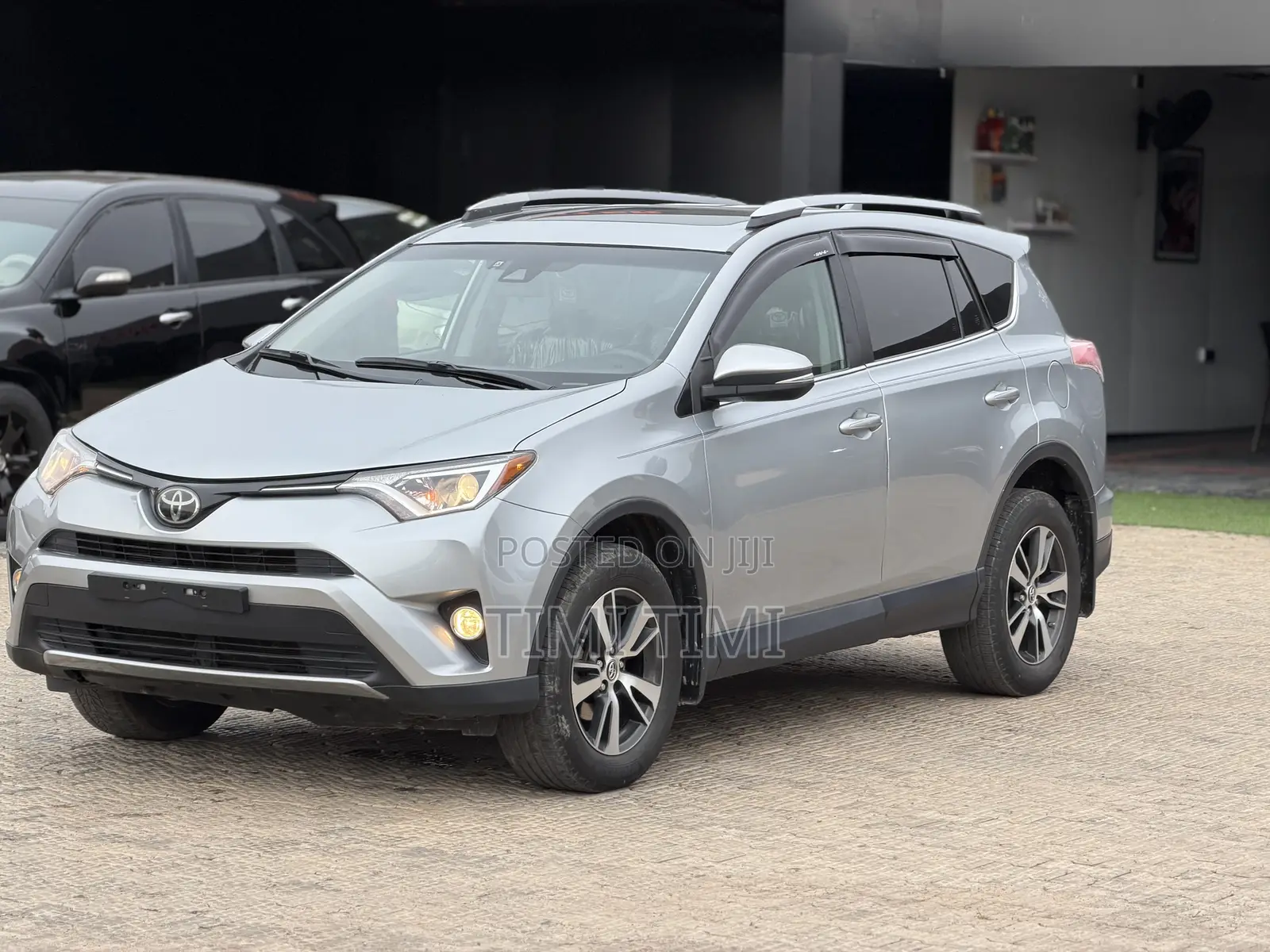 Toyota RAV4 XLE 4dr SUV AWD (2.5L 4cyl 6A) 2018 Silver