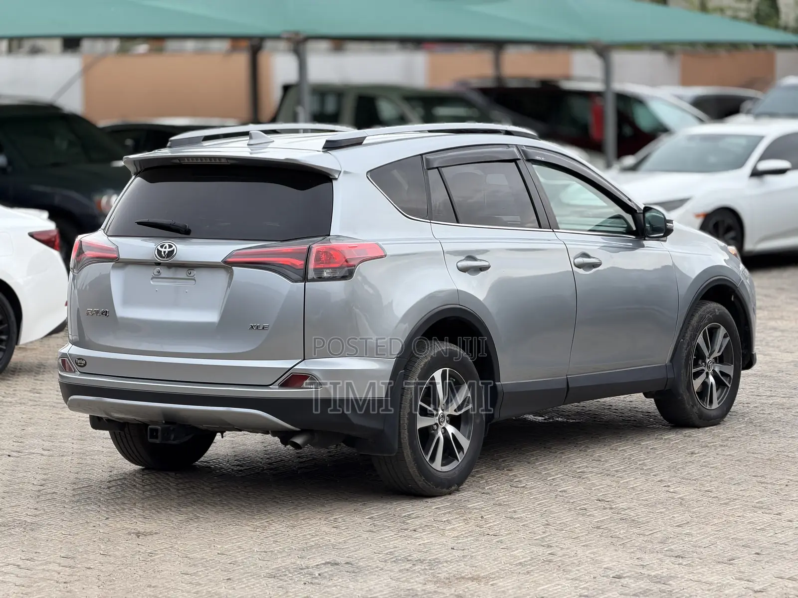 Toyota RAV4 XLE 4dr SUV AWD (2.5L 4cyl 6A) 2018 Silver