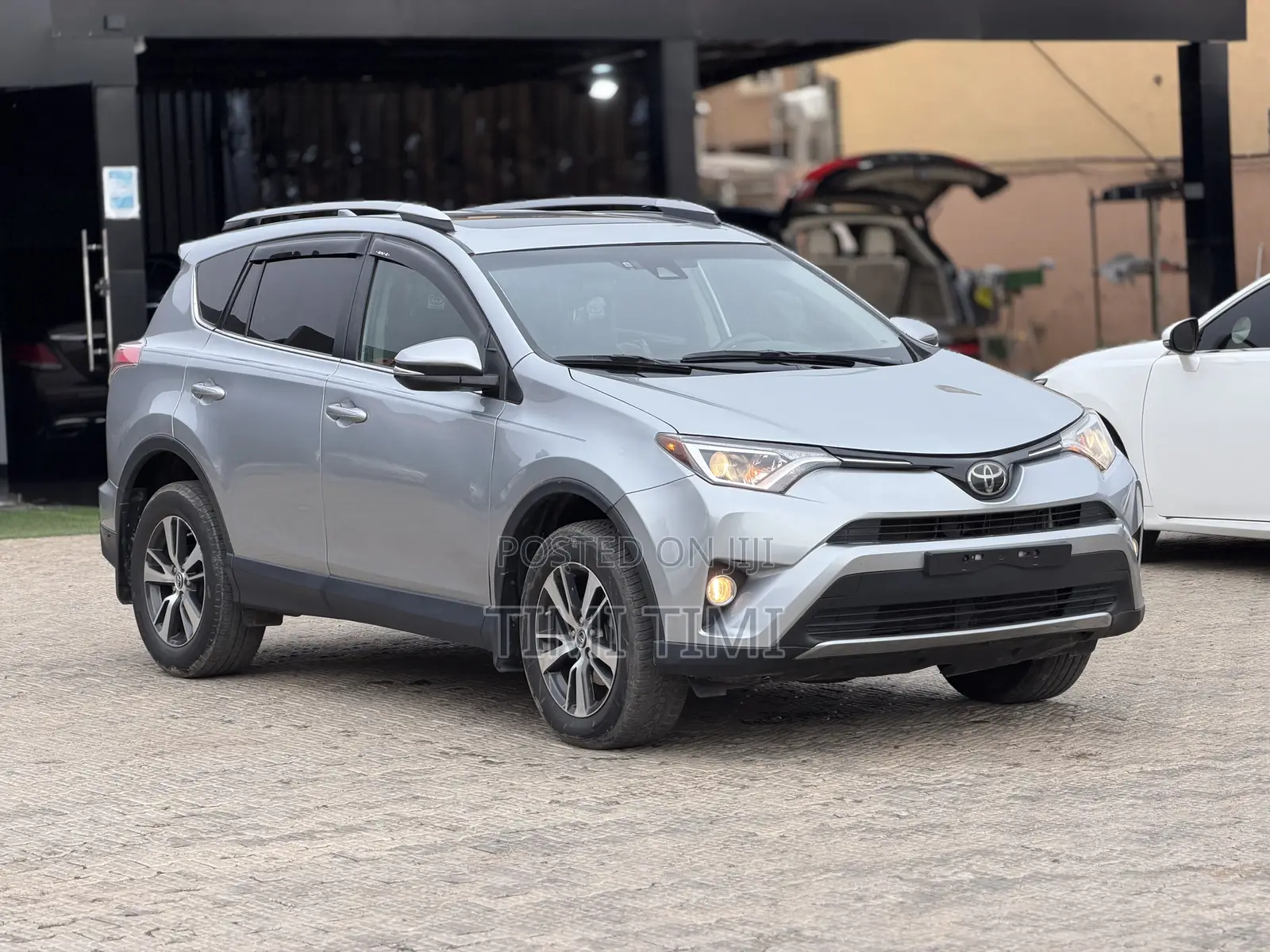 Toyota RAV4 XLE 4dr SUV AWD (2.5L 4cyl 6A) 2018 Silver