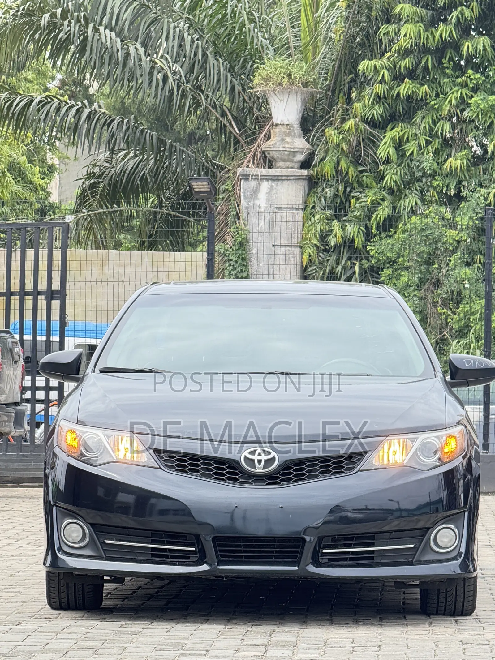 Toyota Camry SE V6 4dr Sedan (3.5L 6cyl 6A) 2012