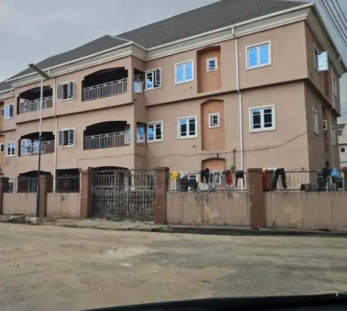 6bdrm Block of Flats in Ikenegbu, Owerri for sale