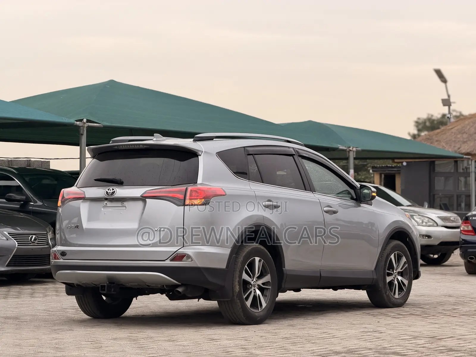 Toyota RAV4 LE 4dr SUV AWD (2.5L 4cyl 6A) 2018 Silver