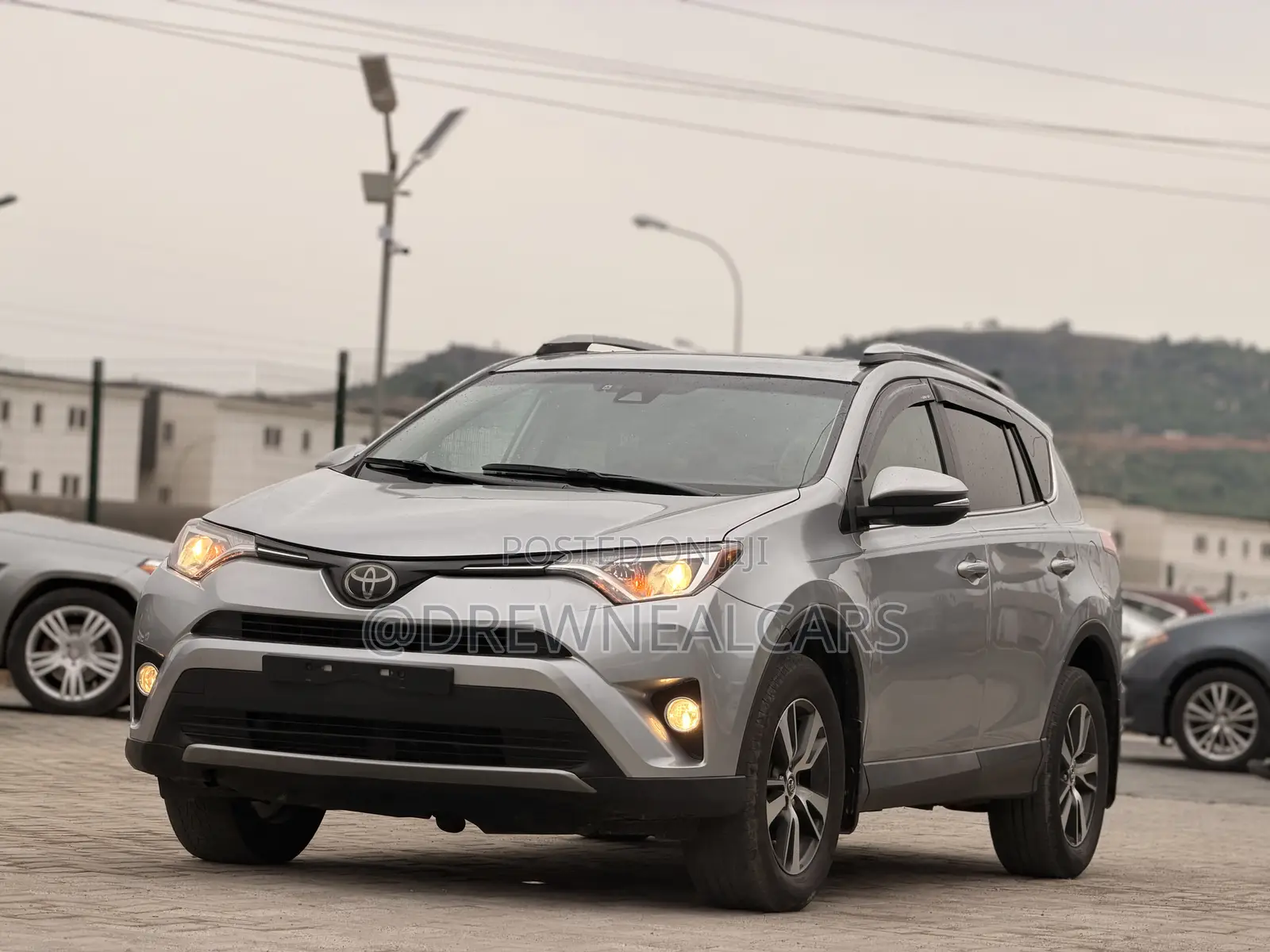Toyota RAV4 LE 4dr SUV AWD (2.5L 4cyl 6A) 2018 Silver