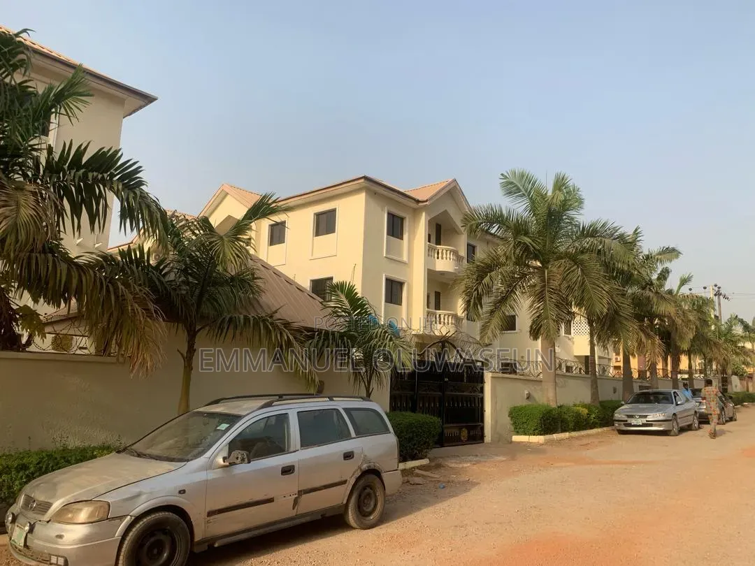 3bdrm Block of Flats in Mabushi for sale