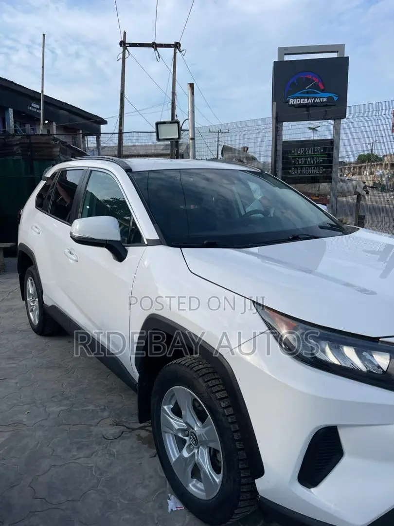 Toyota RAV4 LE AWD 2019 White