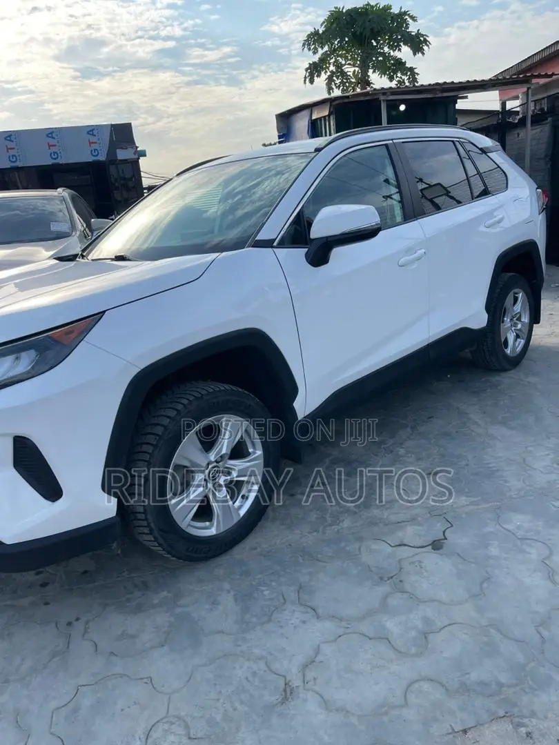 Toyota RAV4 LE AWD 2019 White