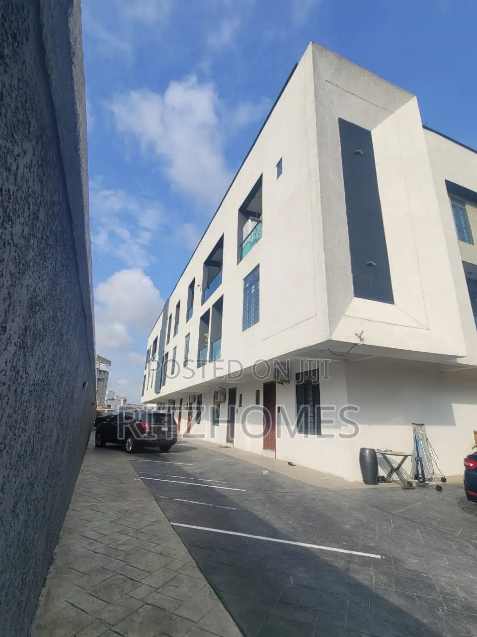 2bdrm Apartment in Lekki Phase 1 for rent