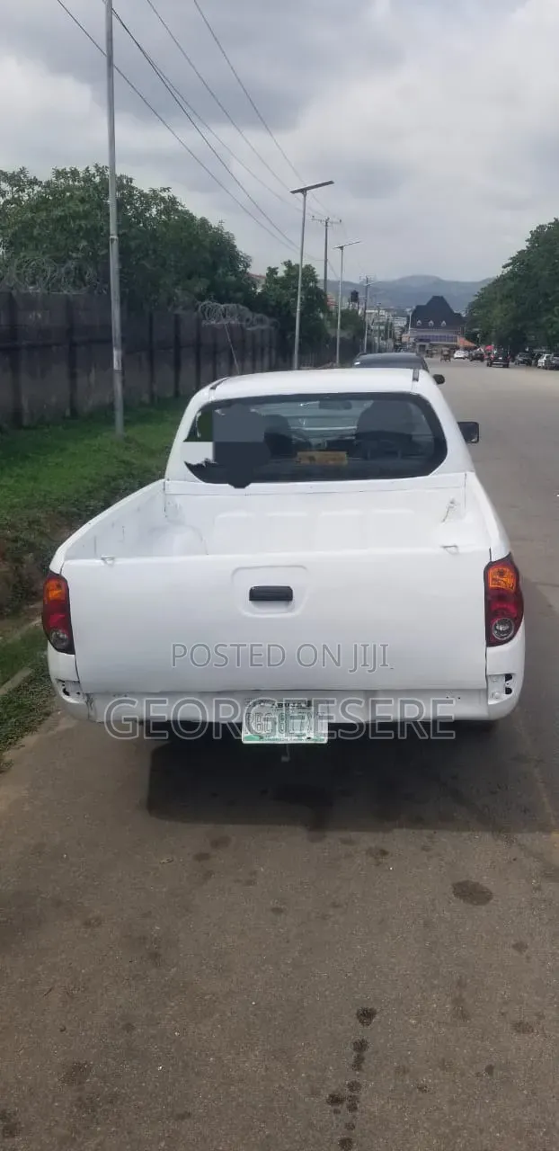 Mitsubishi L200 2010 White