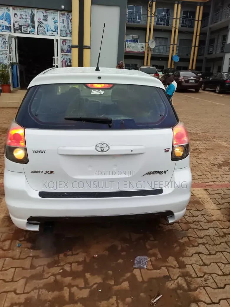 Toyota Matrix XRS Hatchback FWD (1.8L 4cyl 6M) 2005 White