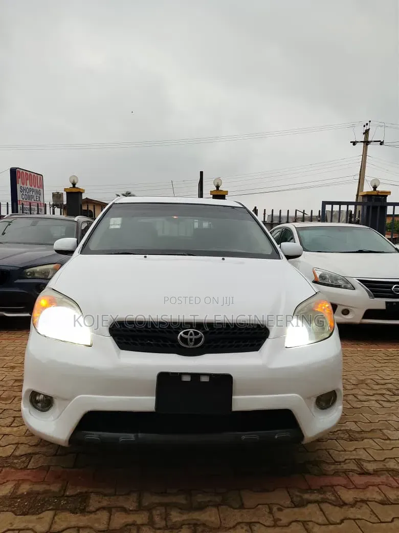 Toyota Matrix XRS Hatchback FWD (1.8L 4cyl 6M) 2005 White