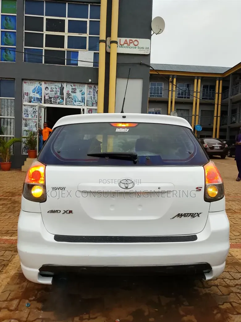Toyota Matrix XRS Hatchback FWD (1.8L 4cyl 6M) 2005 White