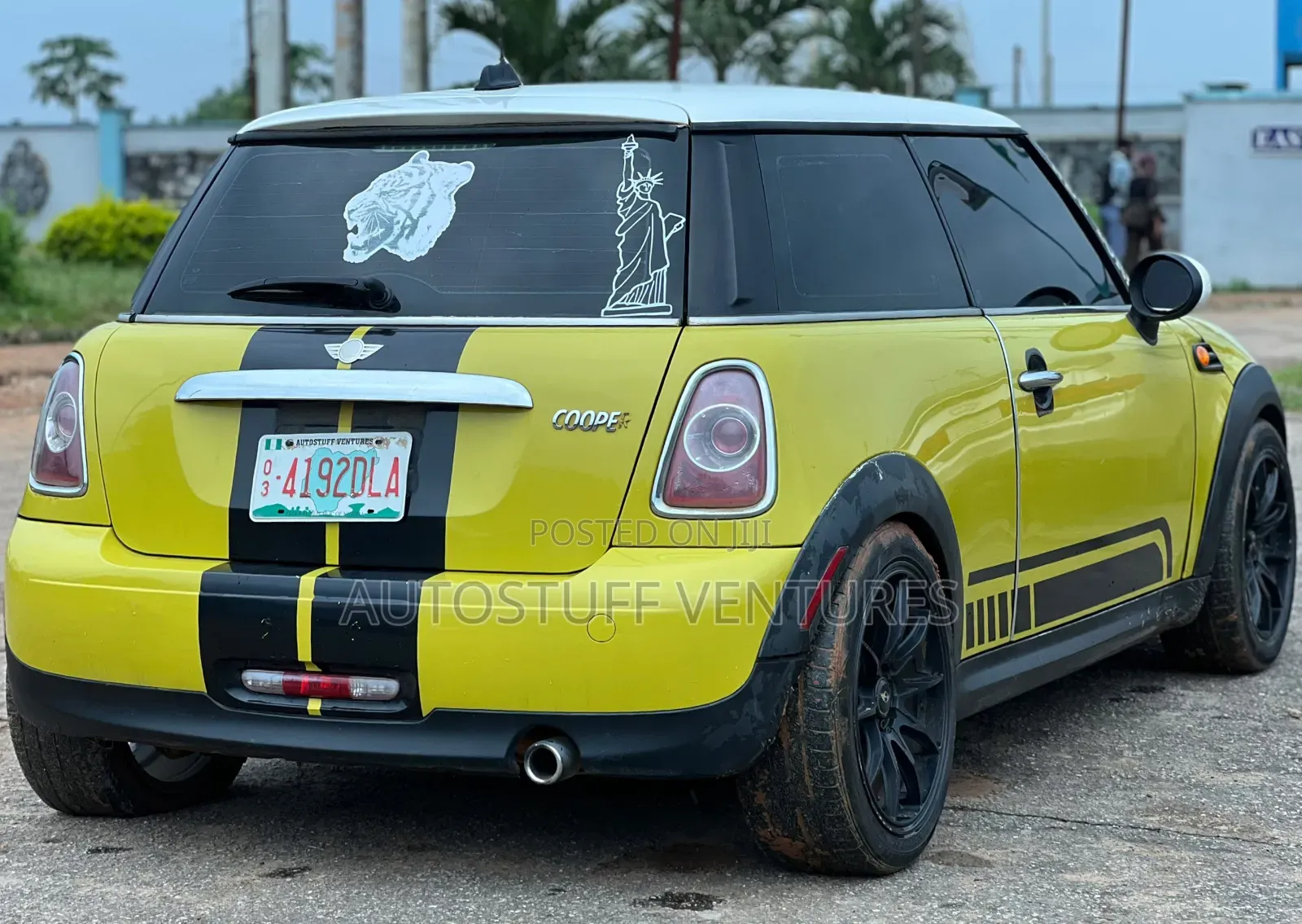 Mini Cooper 2011 Yellow
