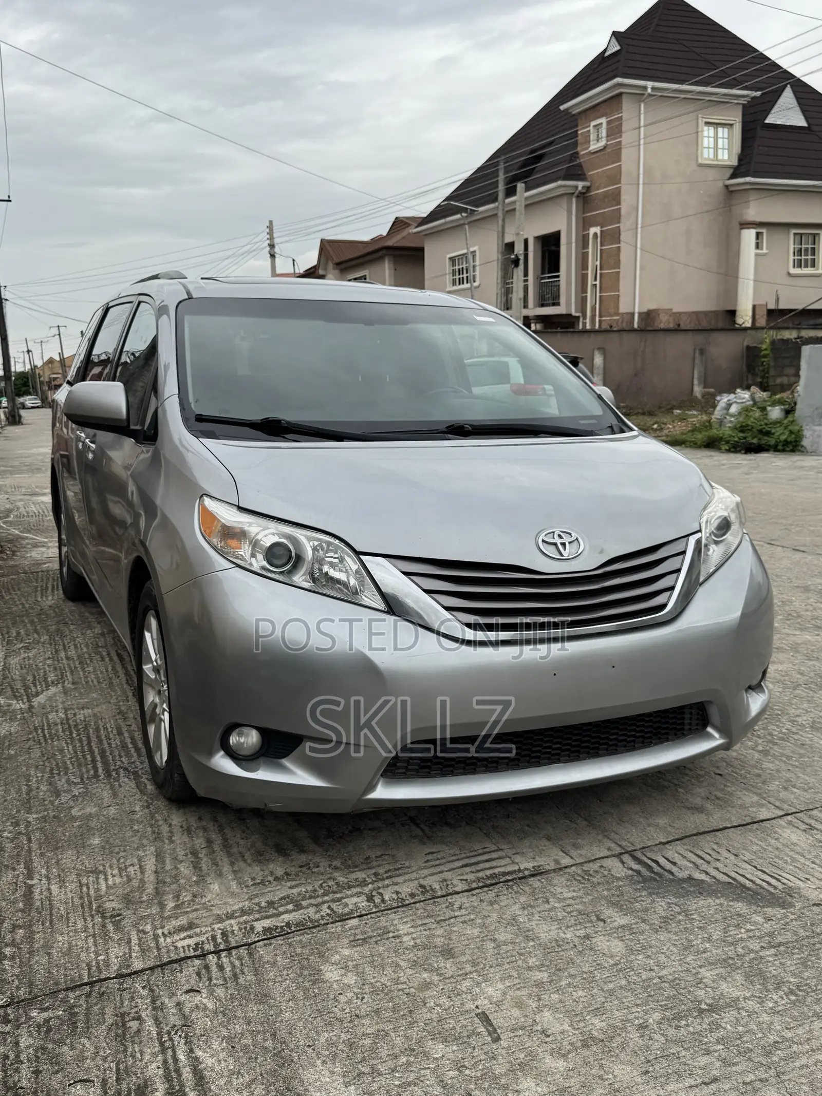 Toyota Sienna XLE Premium AWD (3.5L 6cyl 8A) 2018 Silver