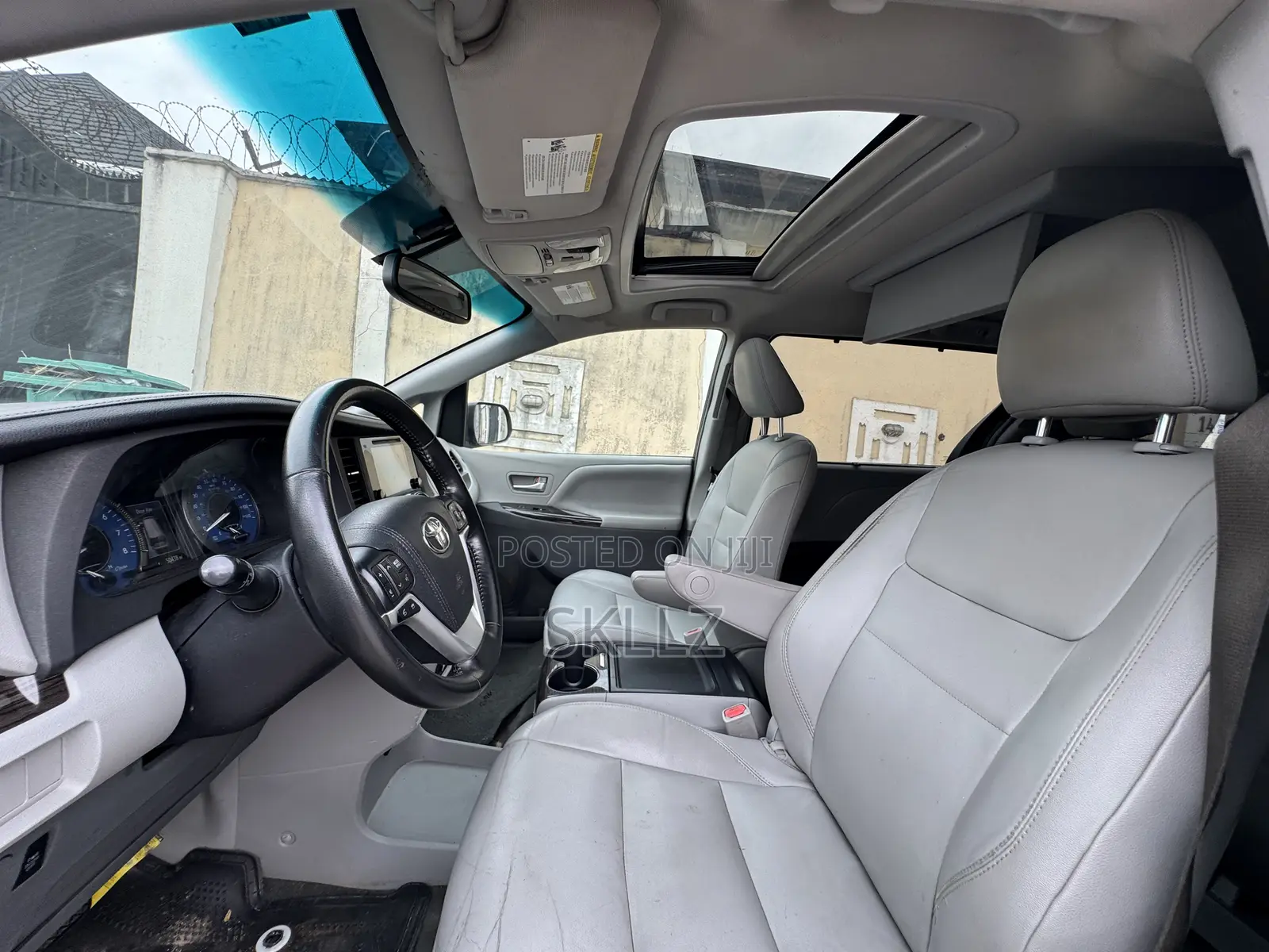 Toyota Sienna XLE Premium AWD (3.5L 6cyl 8A) 2018 Silver