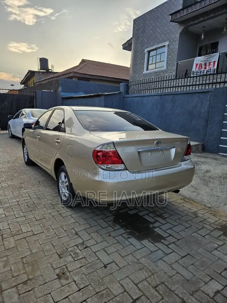 Toyota Camry LE 4dr Sedan (2.4L 4cyl 5A) 2006 Gold