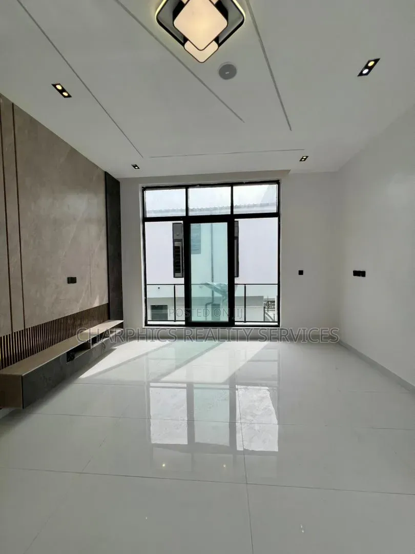 4bdrm Duplex in Ikota for sale