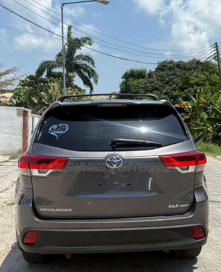Toyota Highlander XLE 4x4 V6 (3.5L 6cyl 8A) 2017 Gray