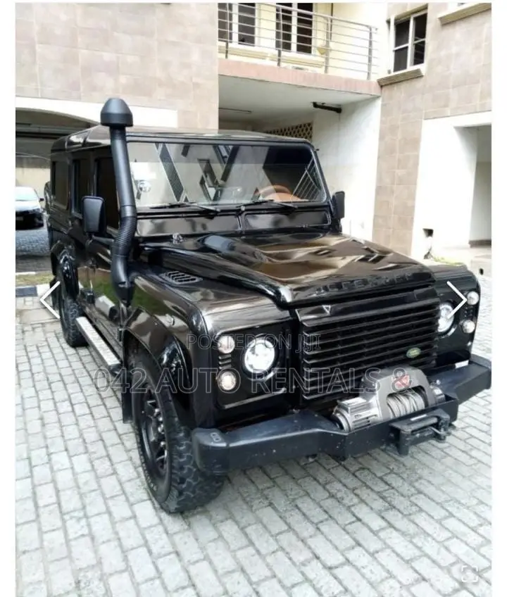 Vintage Land Rover Defender 1984 (Black) for Hire