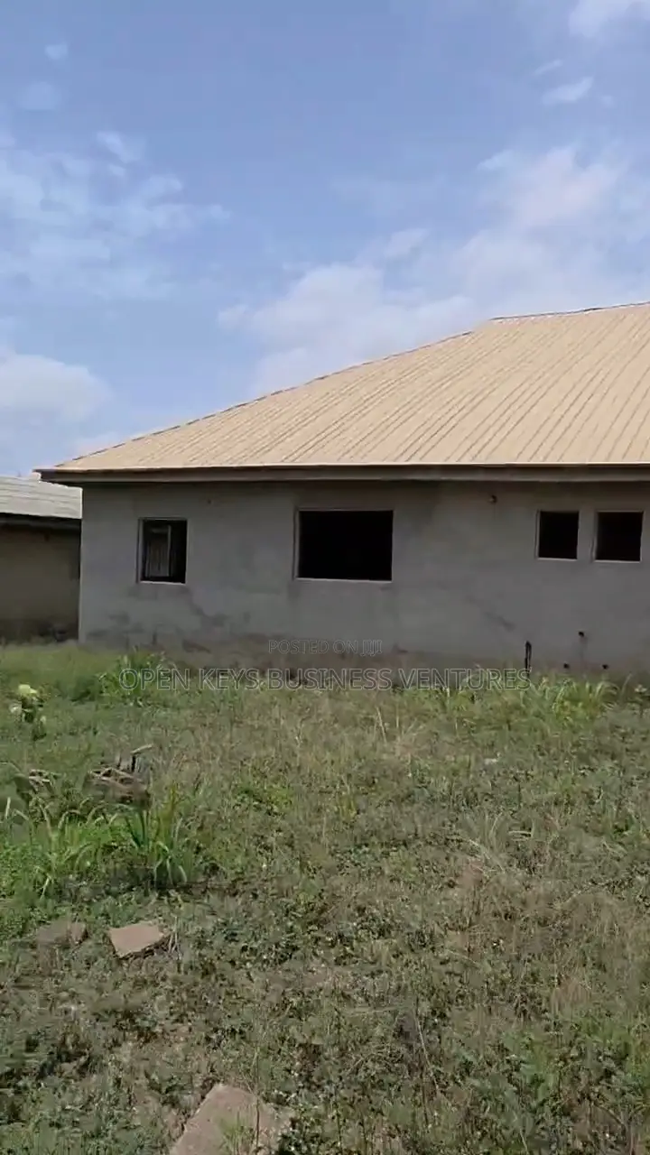 5bdrm Bungalow in Beside Omobolanle, Akobo for sale
