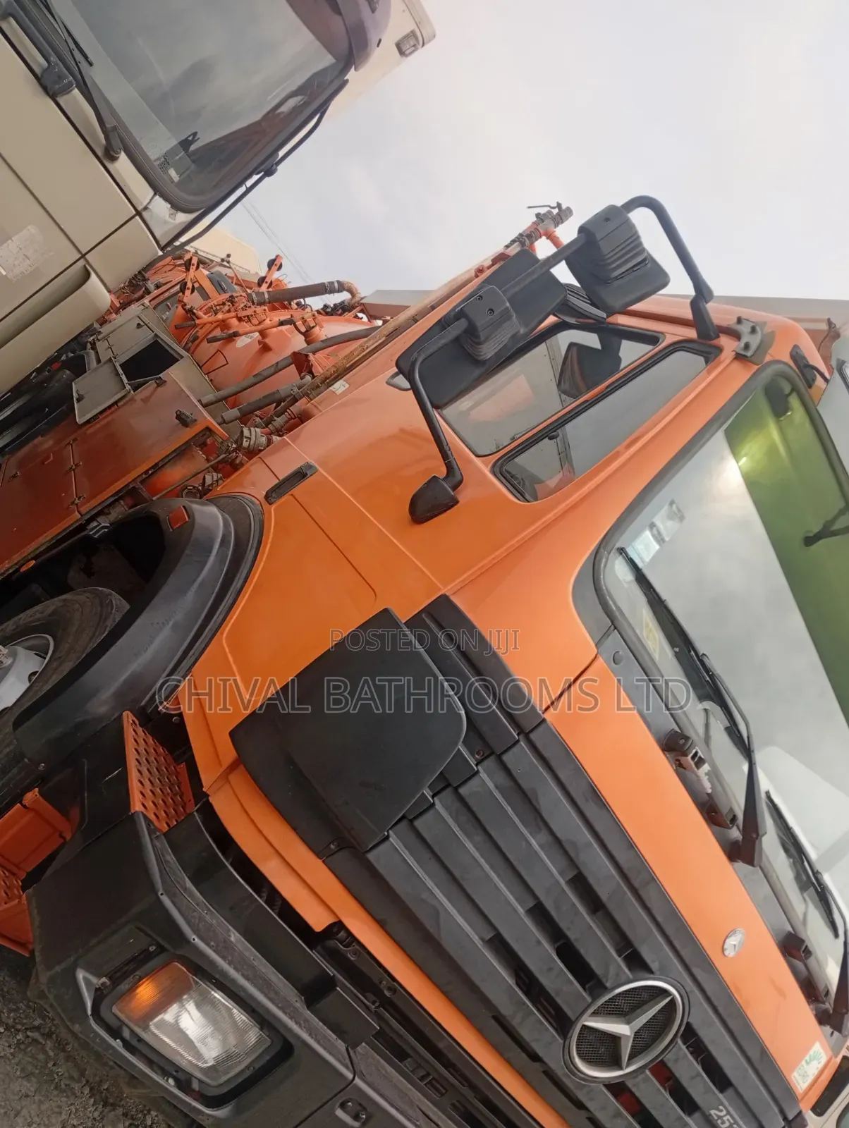 Mercedes Sewage Tanker
11,000 Liters
10 Bolt